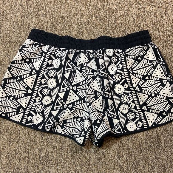 No Boundaries Black And Ivory Patterned Women's Shorts Size XL (15-17) - Picture 4 of 10